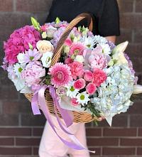 Композиция солнечный день в Новой Чаре Цветочная композиция из Розы, Хризантемы, Пионы и Лизиантусы в корзине в Новой Чаре