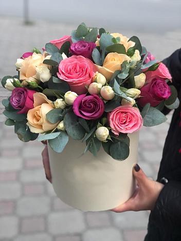 Цветочная композиция из Розы в шляпной коробке в Новой Чаре