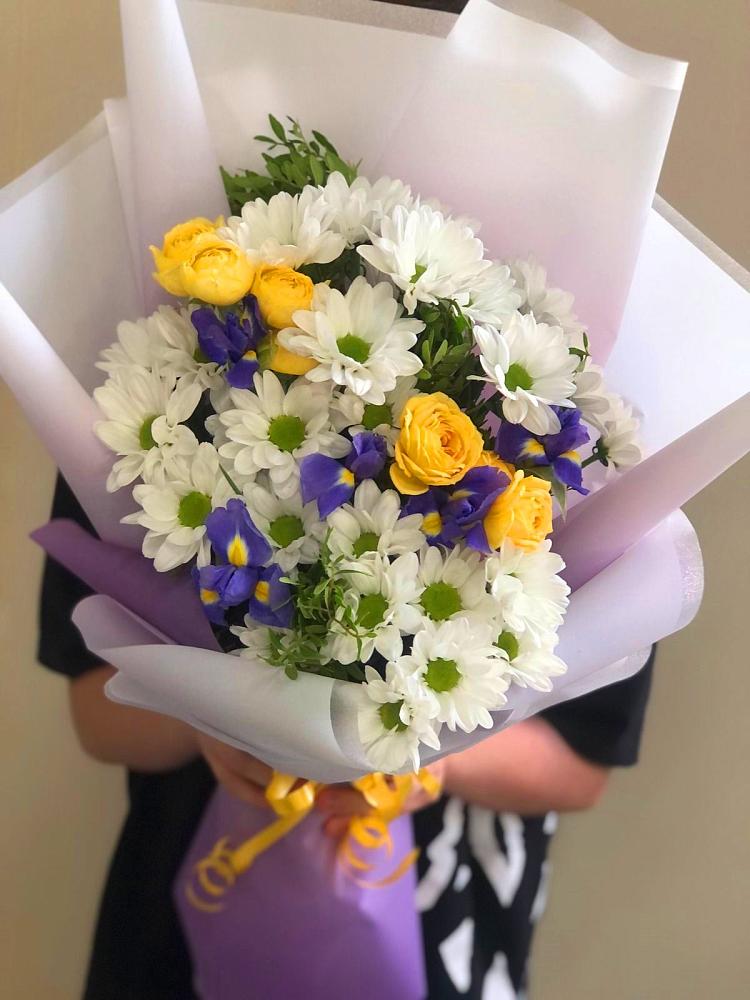 Букет цветов из: Ирисы, Хризантемы и Розы в Новой Чаре