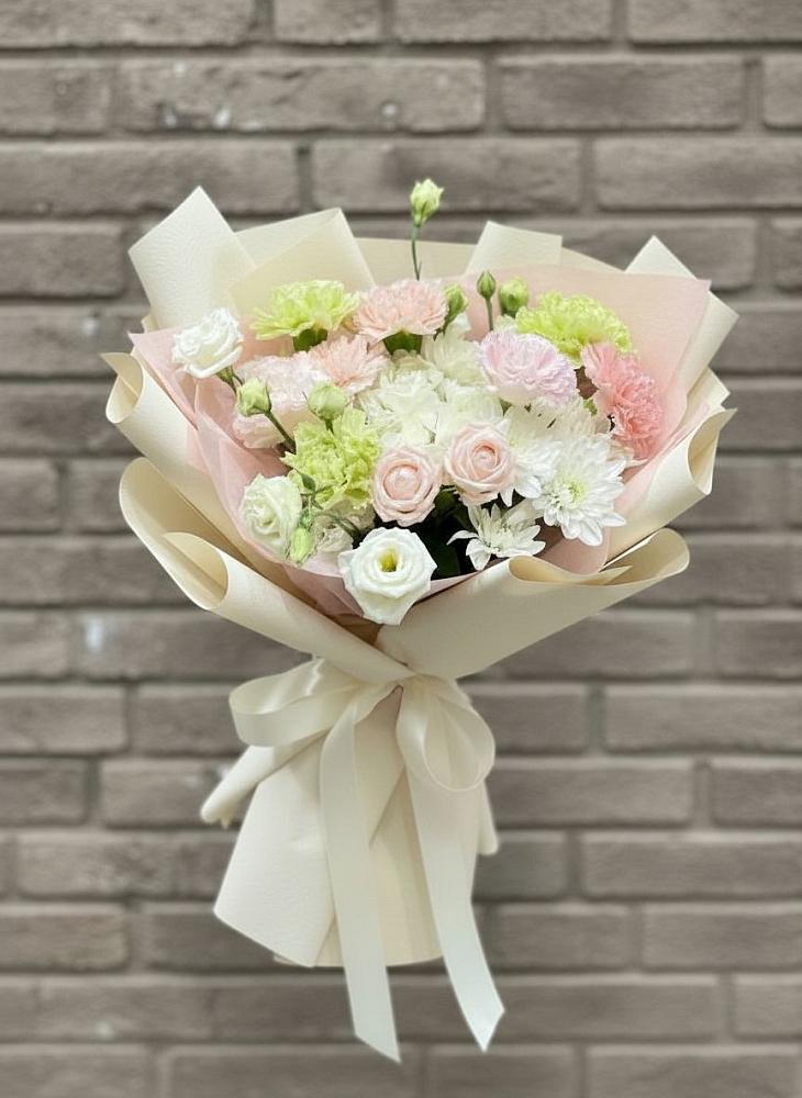 Букет цветов из: Гвоздики, Розы, Лизиантусы и Хризантемы в Новой Чаре