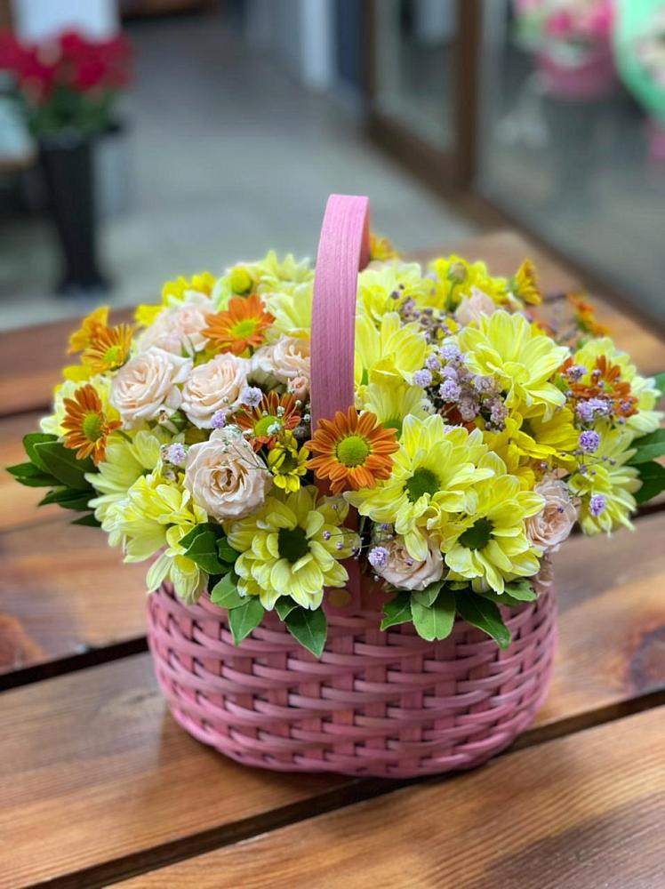 Цветочная композиция из Хризантемы и Розы в корзине в Новой Чаре