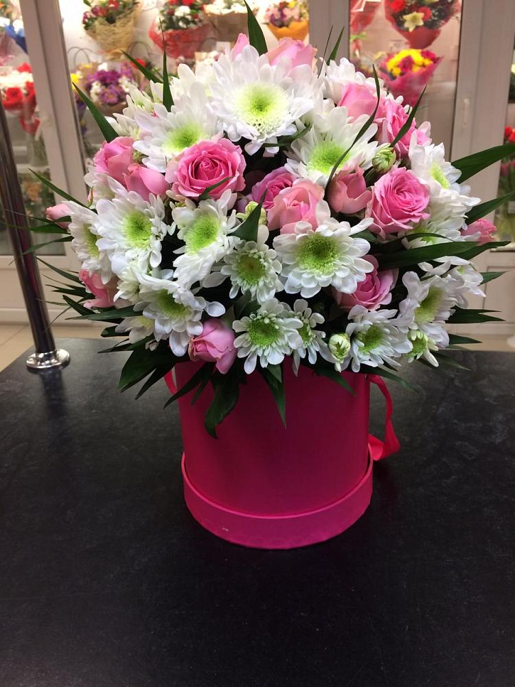 Цветочная композиция из Розы и Хризантемы в шляпной коробке в Новой Чаре